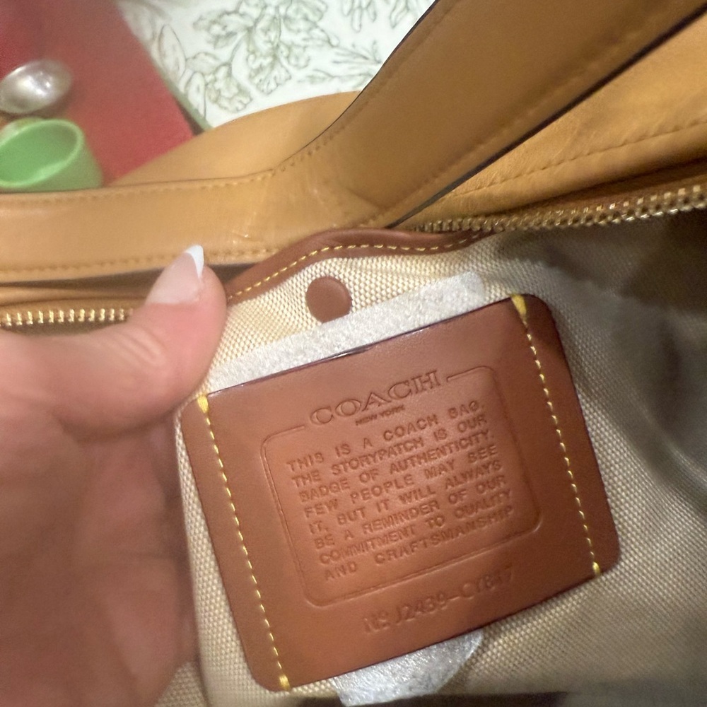 Chic Tan Leather Shoulder Bag - Picture 3 of 3